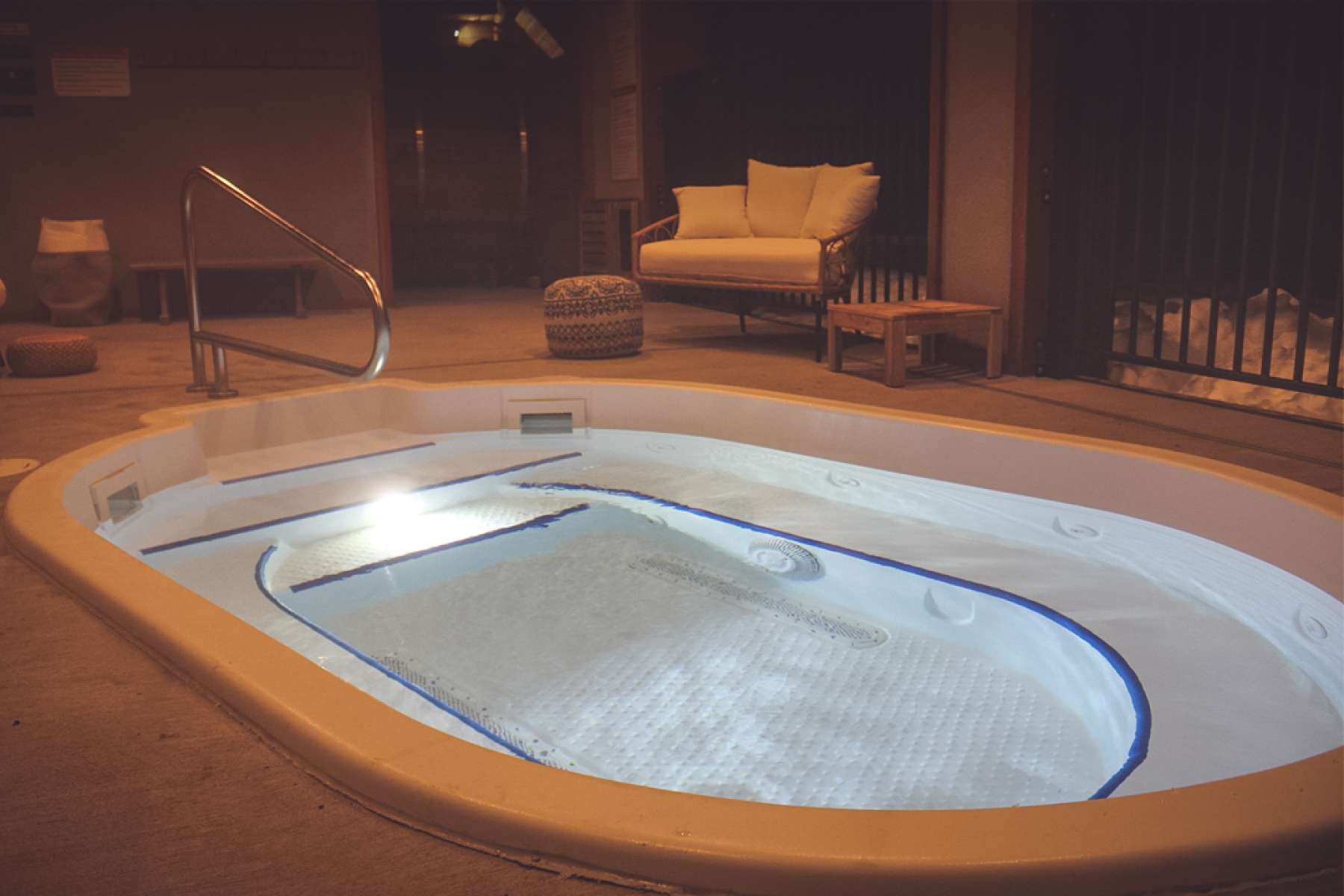 Hot tub | Island Lake Lodge 